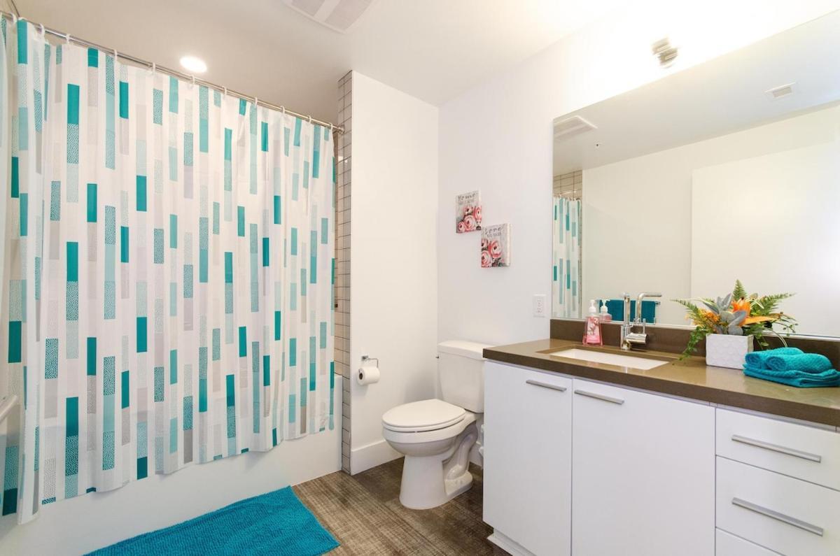 Stunning 3 Bedroom High-rise With Pool, Spa, And Rooftop Views *