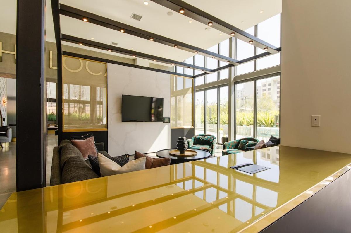 Stunning 3 Bedroom High-rise With Pool, Spa, And Rooftop Views Apartment Los Angeles