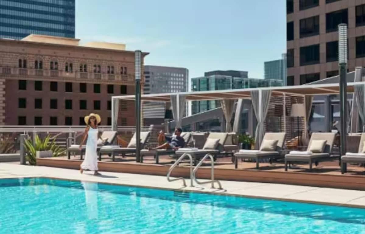 Stunning 3 Bedroom High-rise With Pool, Spa, And Rooftop Views Los Angeles