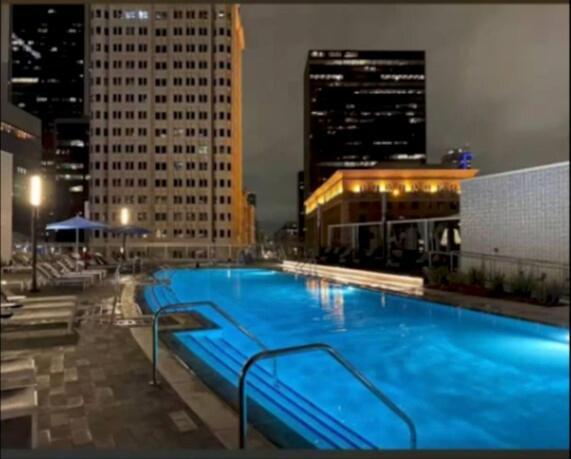 Stunning 3 Bedroom High-rise With Pool, Spa, And Rooftop Views Appartement *